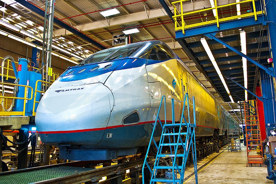 La maintenance, non sans similitude avec nous , de l’Acela est assurée dans 4 ateliers : Washington, New York, Boston et Wilmington  !Le dernier a d’ailleurs été inauguré en 1999 par Joe Biden alors Sénateur de l’état du Delaware et grand amateur du ferroviaire 