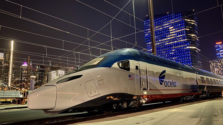 Fabriquées aux USA, les rames sont composées de 9 voitures voyageurs, embarquent 386 passagers et arborent une livrée plus seyantes que celle des anciens Acela.Les premières rames sont déjà sorties des chaînes et ont dors et déjà entamées leurs campagnes d’essai...