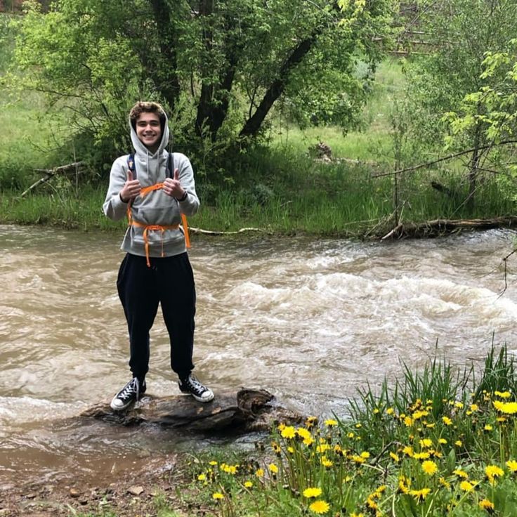 NSaikeb's tweet photo. #throwbackmemories quella volta che sono andato a fare hiking e nessuno mi ha detto che le All Stars non erano le scarpe più adatte 😢 https://t.co/0AxlBxZ6Nf