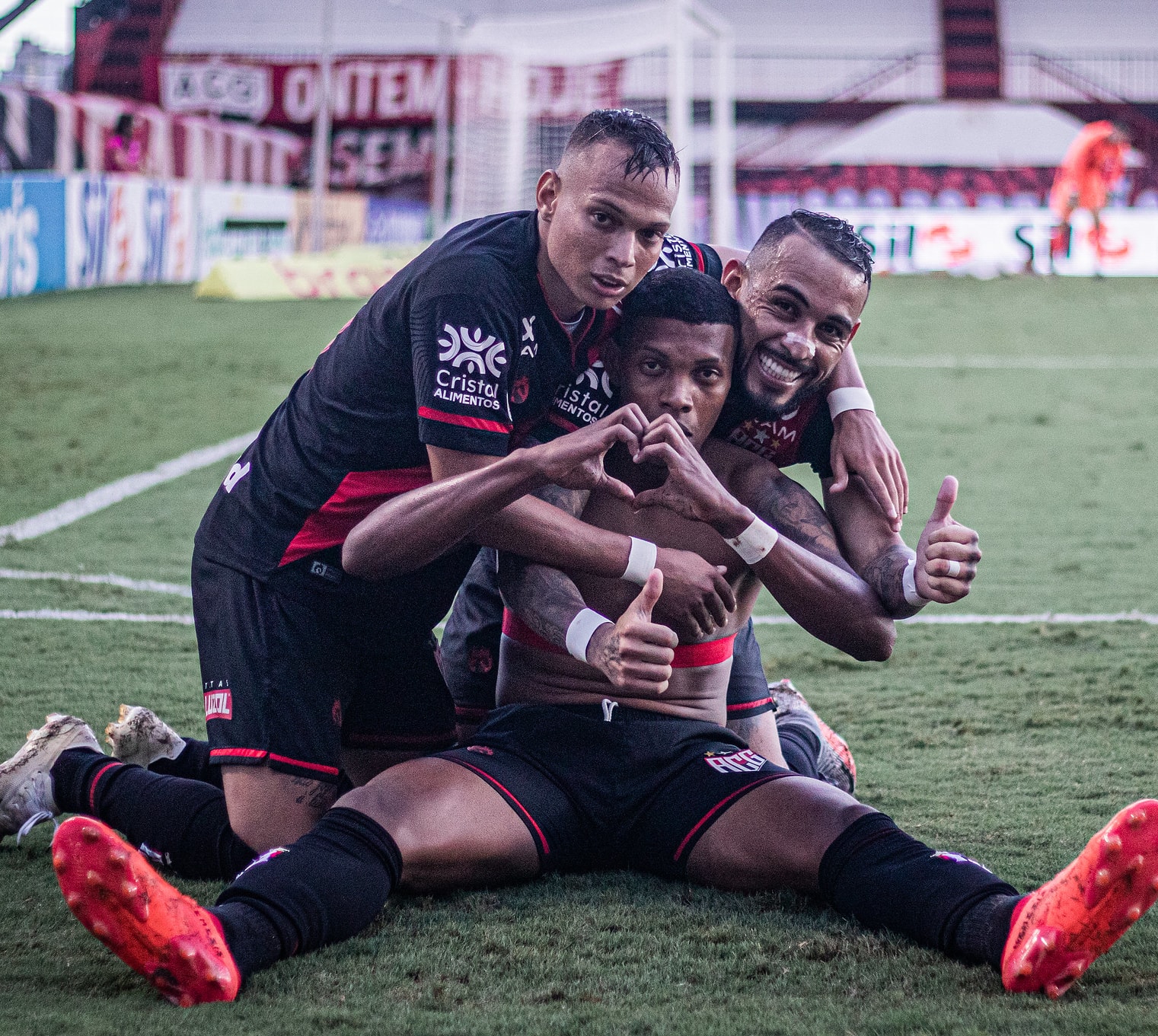 Jogadores do Atlético-GO comemorando segundo gol