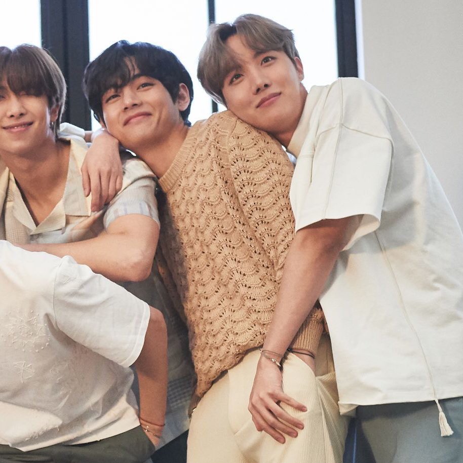 สวัสดีเดือนแห่งความรักค่ะทุกคน หมั่นกุมมือคนที่เรารักกันไว้นะคะ #hopev