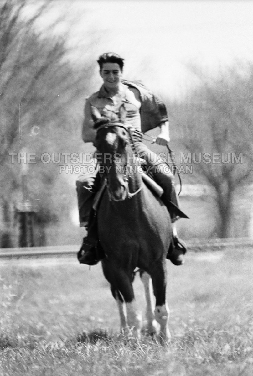OutsidersHouse's tweet photo. A never before published photo of @TomCruise riding horseback in 1982 on location in Tulsa, Oklahoma during the filming of The Outsiders. Photo by Nancy Moran. #StayGold #SteveRandle #greasers https://t.co/mzq53YTYj5