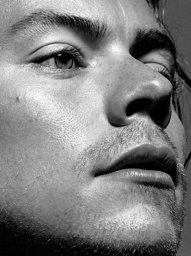 Harry Styles and Louis Tomlinson pics that belong next to each other.~a long but necessary thread~