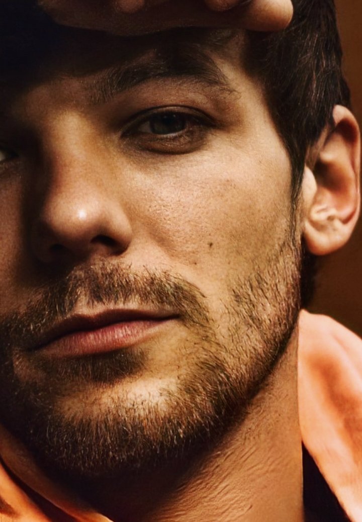 Harry Styles and Louis Tomlinson pics that belong next to each other.~a long but necessary thread~