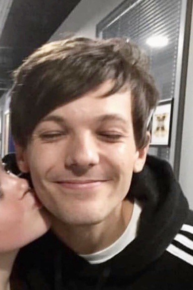 Harry Styles and Louis Tomlinson pics that belong next to each other.~a long but necessary thread~