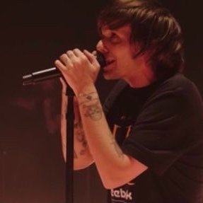 Harry Styles and Louis Tomlinson pics that belong next to each other.~a long but necessary thread~