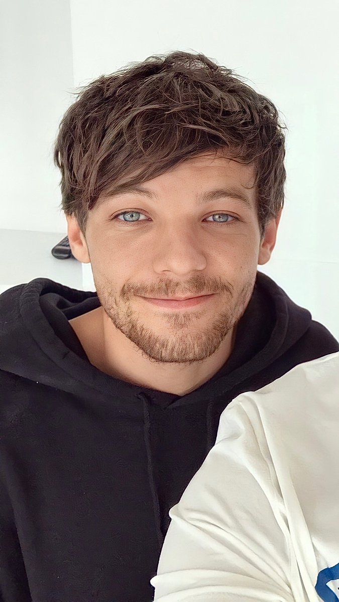 Harry Styles and Louis Tomlinson pics that belong next to each other.~a long but necessary thread~