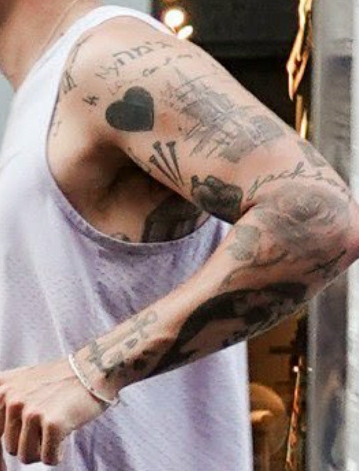 Harry Styles and Louis Tomlinson pics that belong next to each other.~a long but necessary thread~