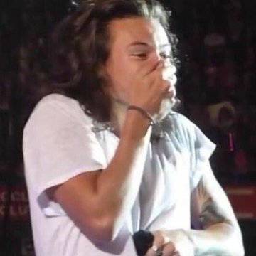 Harry Styles and Louis Tomlinson pics that belong next to each other.~a long but necessary thread~