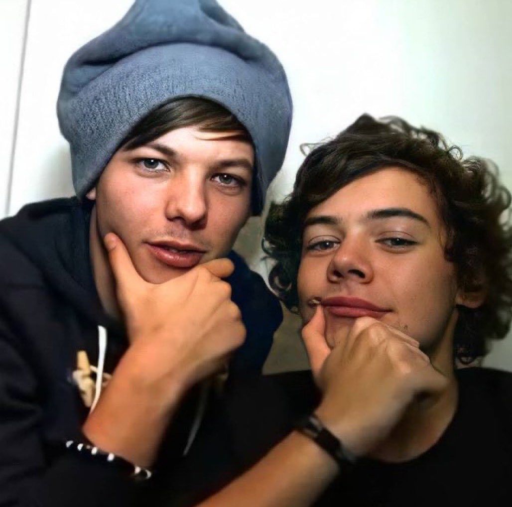 Harry Styles and Louis Tomlinson pics that belong next to each other.~a long but necessary thread~