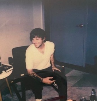 Harry Styles and Louis Tomlinson pics that belong next to each other.~a long but necessary thread~