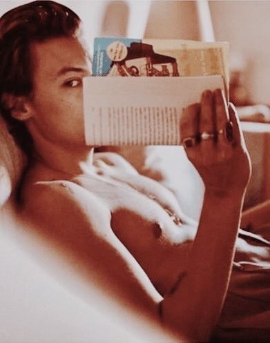 Harry Styles and Louis Tomlinson pics that belong next to each other.~a long but necessary thread~