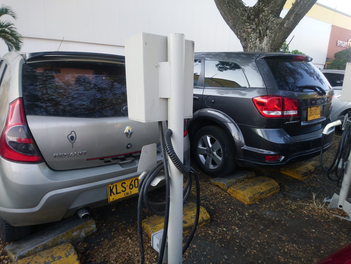 colombia_ev's tweet photo. Como me molesta esto y uno con ganas de cargar @Grupo_Exito #twizy #pasatealoelectrico #Cali #ev #renault https://t.co/syJRoP4nzo
