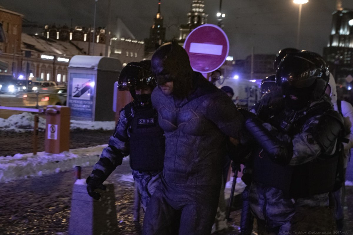 Этому городу нужно время. Полиция задержала в Москве. ОМОН Москва. Полиция ОМОН. Полицейские на митинге в Москве.