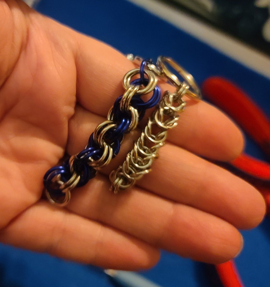 ALINKINTIME1's tweet photo. The beginning of 2 very different chains. 
One big and small. 
Ah, but it is really just your eyes playing tricks on you. 
Both chains are being made with the exact same size rings. 
Kinda funny how that works. https://t.co/yhbjzS4Tw0