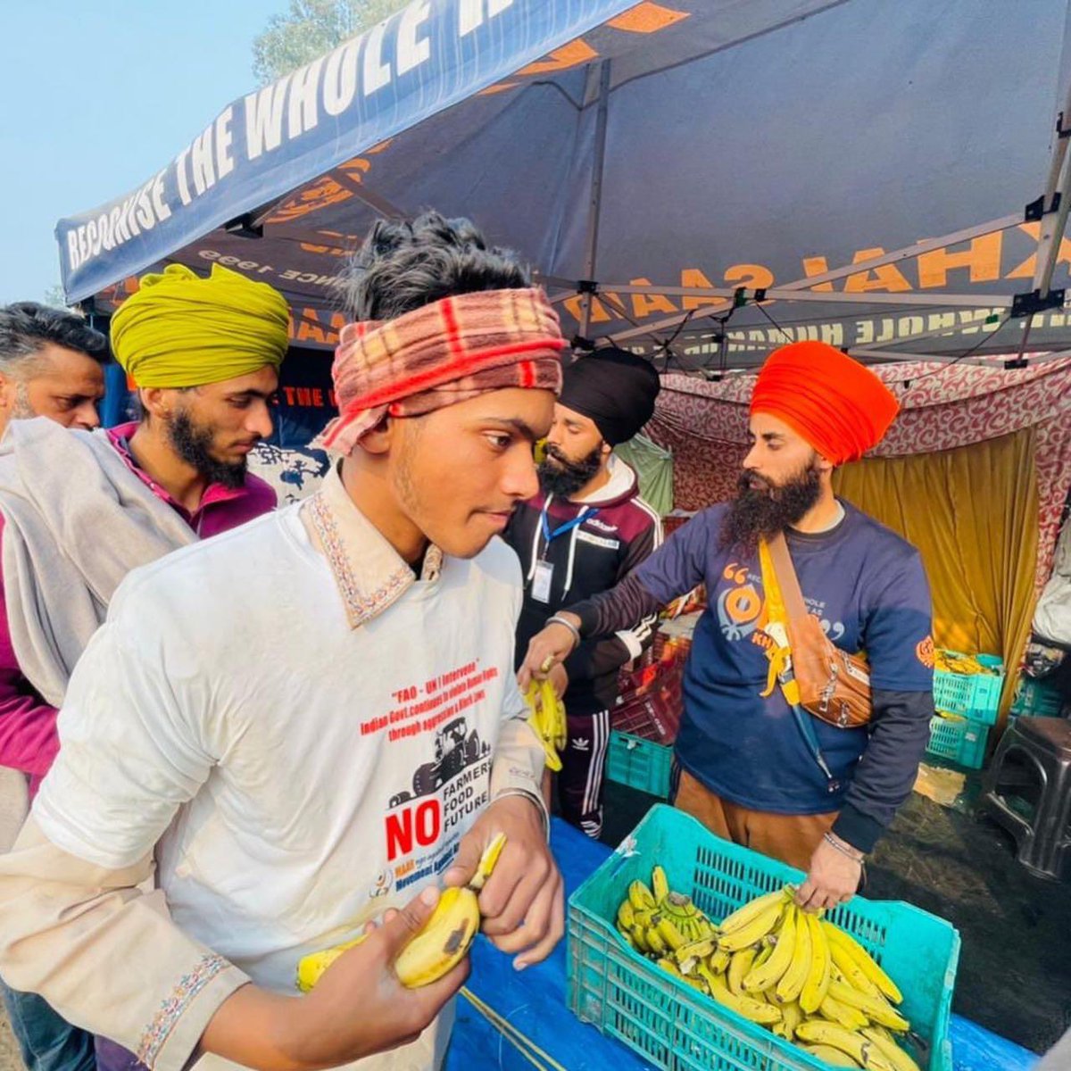 khalsaaid_india's tweet image. We have been serving at the protests in Punjab as well as Delhi since the start.

Our sewa continues relentlessly at both Singhu and Tikri Border. We are expanding our operations across other borders as per demand.

Thank you for your support!
#farmersprotest #supportfarmers