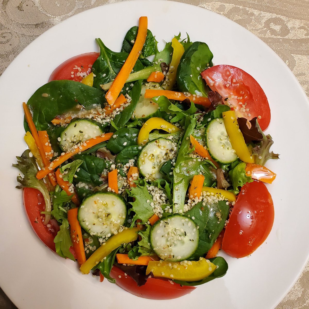 #CBDChallenge DAY 31! The final day!!! Salad time with spring mix, spinach, cucumbers, carrots, bell pepper, tomato, hemp seeds, + zesty Italian dressing mixed with MOOD RING CBD INFUSED EXTRA VIRGIN OLIVE OILLLLL!!!! @mercarilife #challengecomplete #wheresmtrophy 🏆🏆🏆
