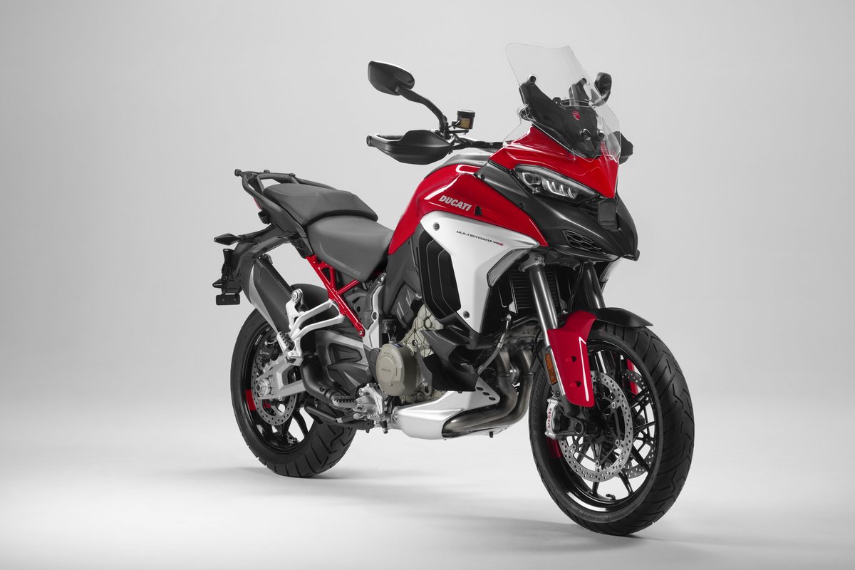 ducati_japan's tweet photo. #V4グランツーリスモ エンジンは軽量コンパクトを目指し、それを実現するための必然から生まれたレイアウトとディテールを採用し誕生しました。新型 #ムルティストラーダV4 と向き合ったときは、そのエンジンの小ささにご注目ください。
#ドゥカティいいじゃん #ChangeParadigm https://t.co/38gETJB3hD