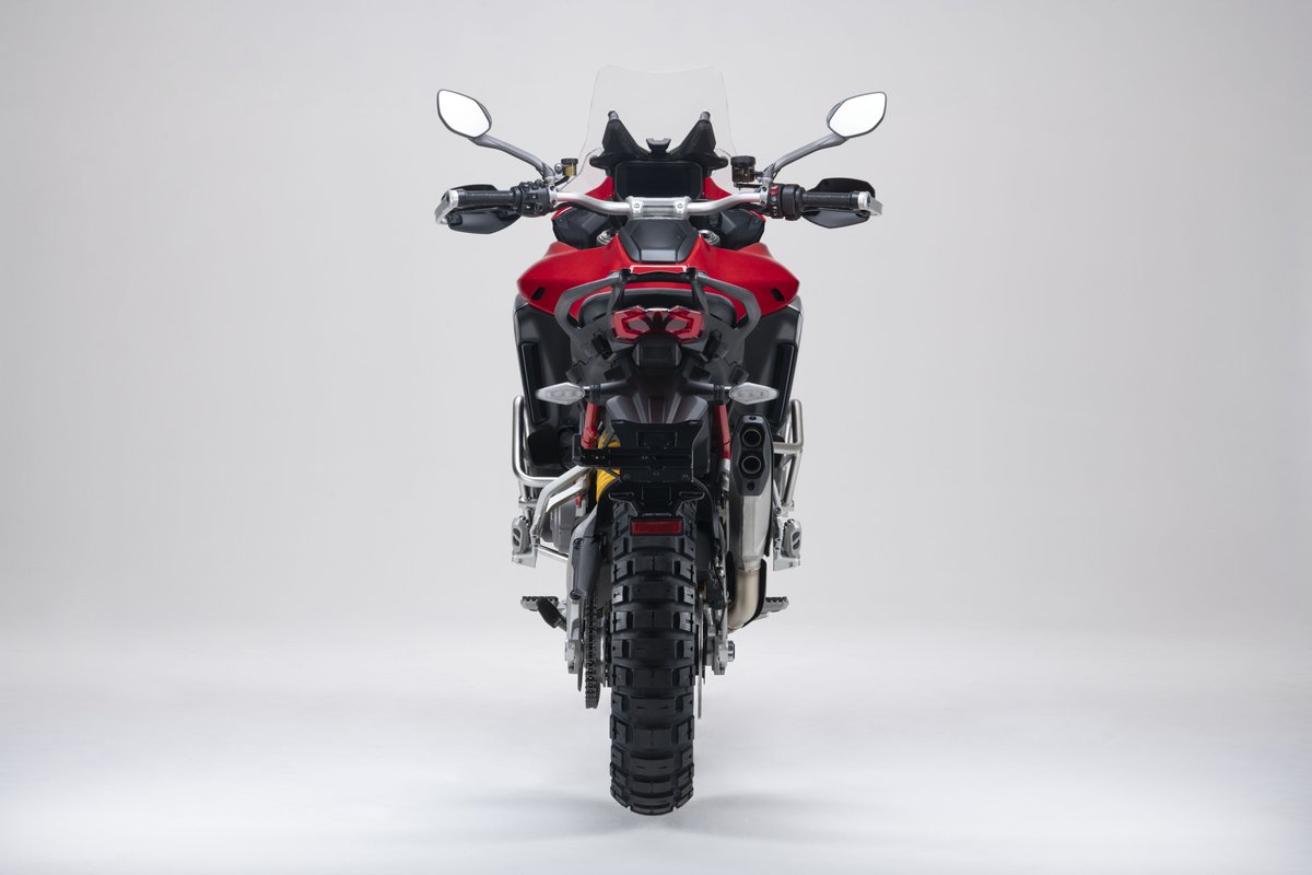 ducati_japan's tweet photo. #V4グランツーリスモ エンジンは軽量コンパクトを目指し、それを実現するための必然から生まれたレイアウトとディテールを採用し誕生しました。新型 #ムルティストラーダV4 と向き合ったときは、そのエンジンの小ささにご注目ください。
#ドゥカティいいじゃん #ChangeParadigm https://t.co/38gETJB3hD