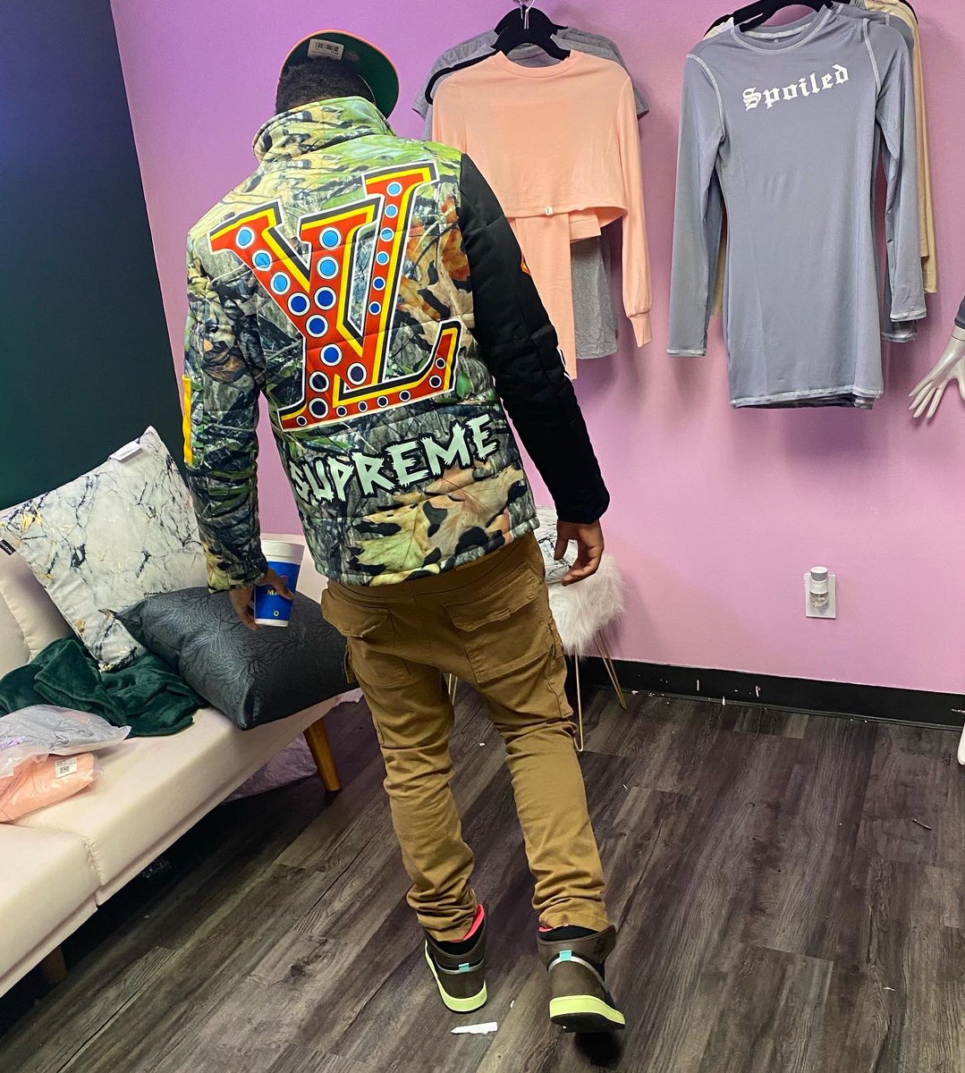 freshBrando's tweet photo. Ion even got not jewelry so I put lean on ice 🧊#supremexlv #driponem https://t.co/FnoxHNb2iQ