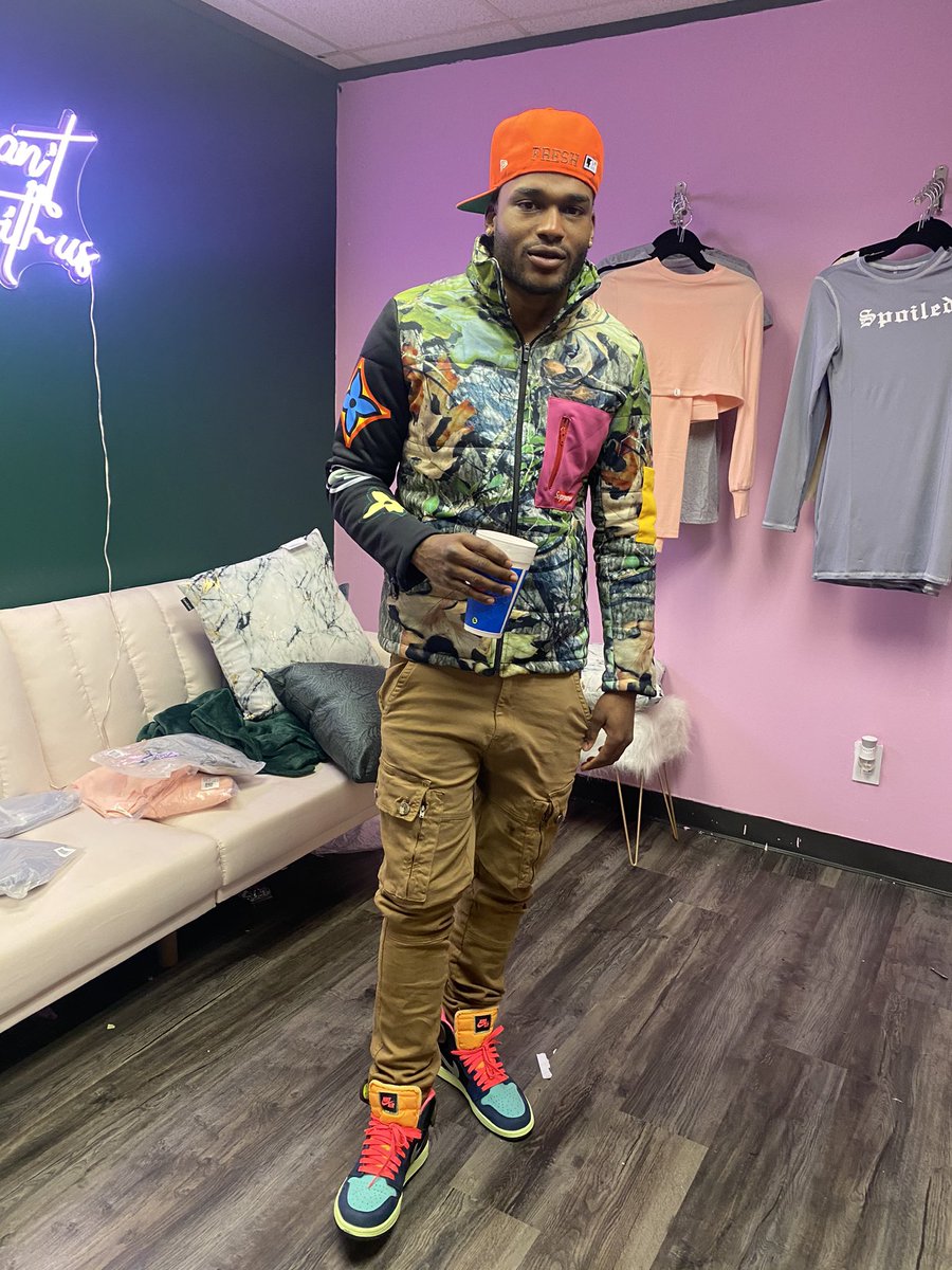 freshBrando's tweet photo. Ion even got not jewelry so I put lean on ice 🧊#supremexlv #driponem https://t.co/FnoxHNb2iQ