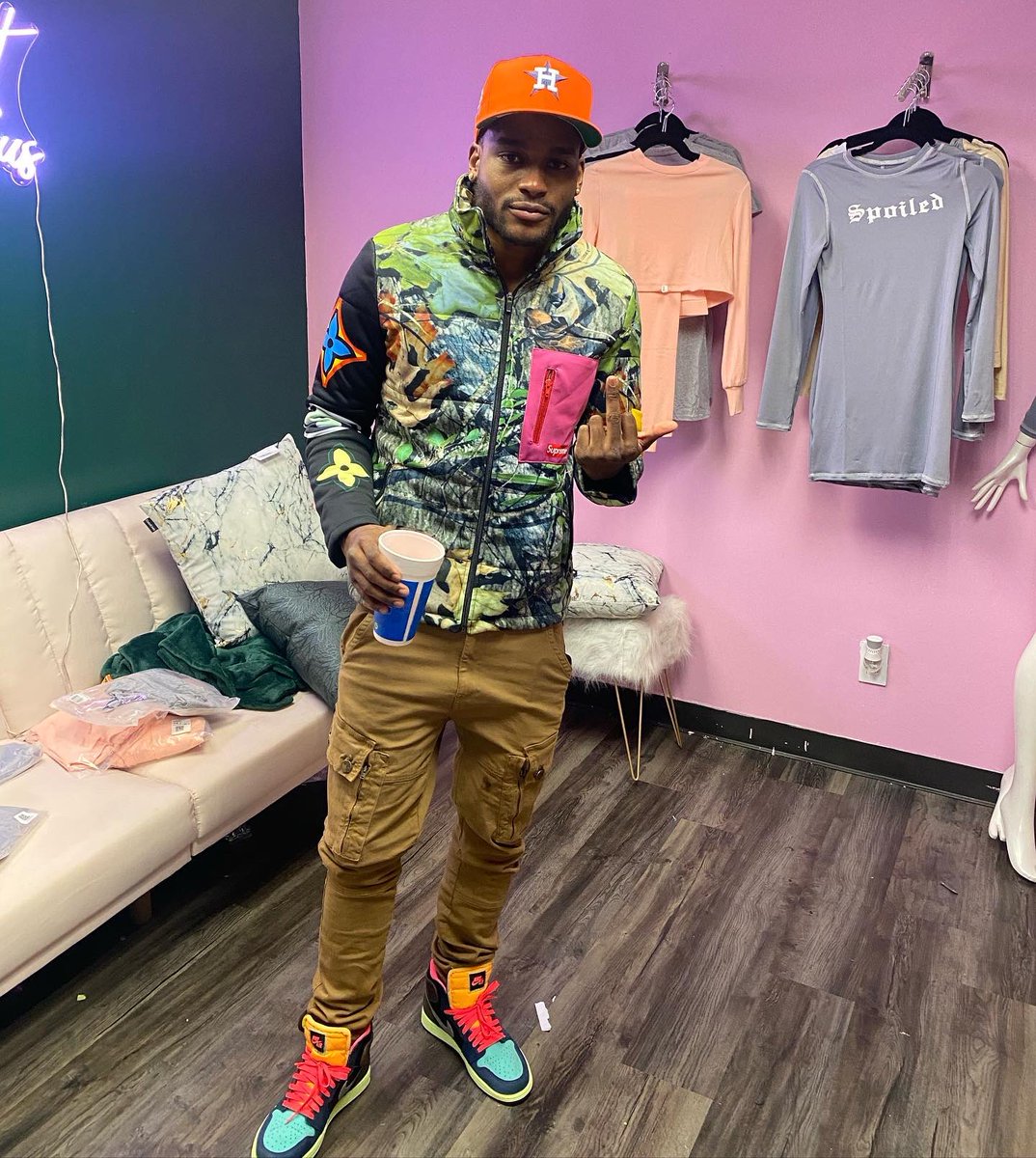 freshBrando's tweet photo. Ion even got not jewelry so I put lean on ice 🧊#supremexlv #driponem https://t.co/FnoxHNb2iQ