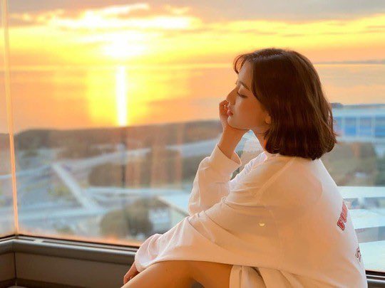 nobody’s looking at that damn sunset