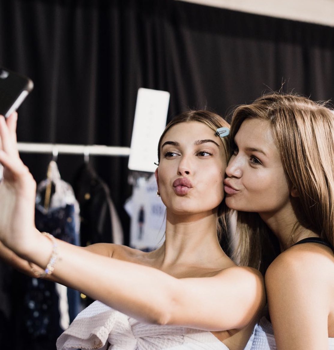 RpTommyXShel's tweet photo. Capturando los mejores momentos entre vestidores de nuestras musas con @VIALVCTEA 💖 y @InGodWeTrxst sesión de morritos @JazminCampbell_ 💋 Esto es el #NYFWRP #TOMMYNOWRP #TOMMYXSHEL. https://t.co/pX8H6TNlx2
