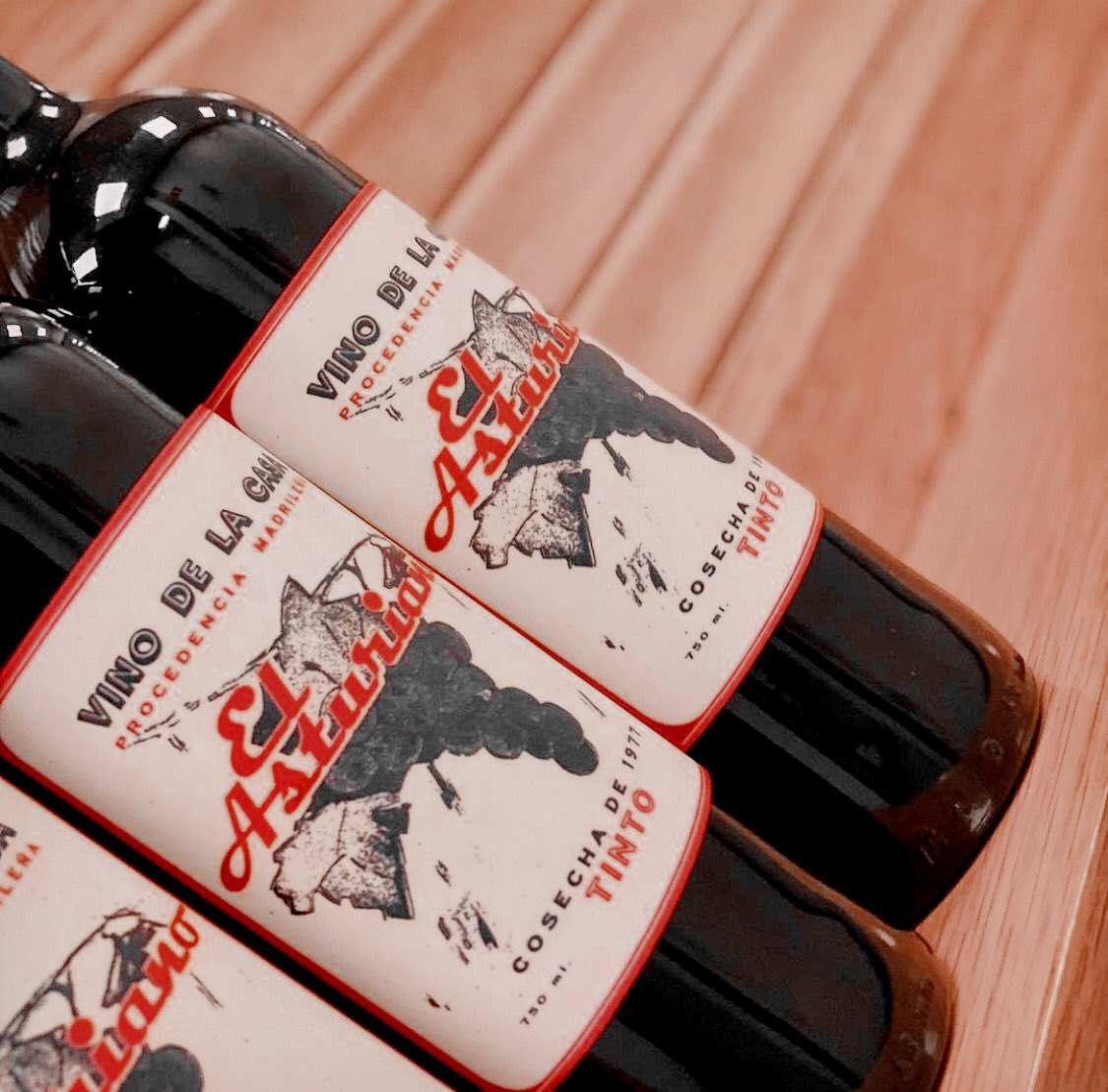 trcublcmcker's tweet image. Y ahora a terminar la noche con una botellita de vino y ojalá un coma etílico.