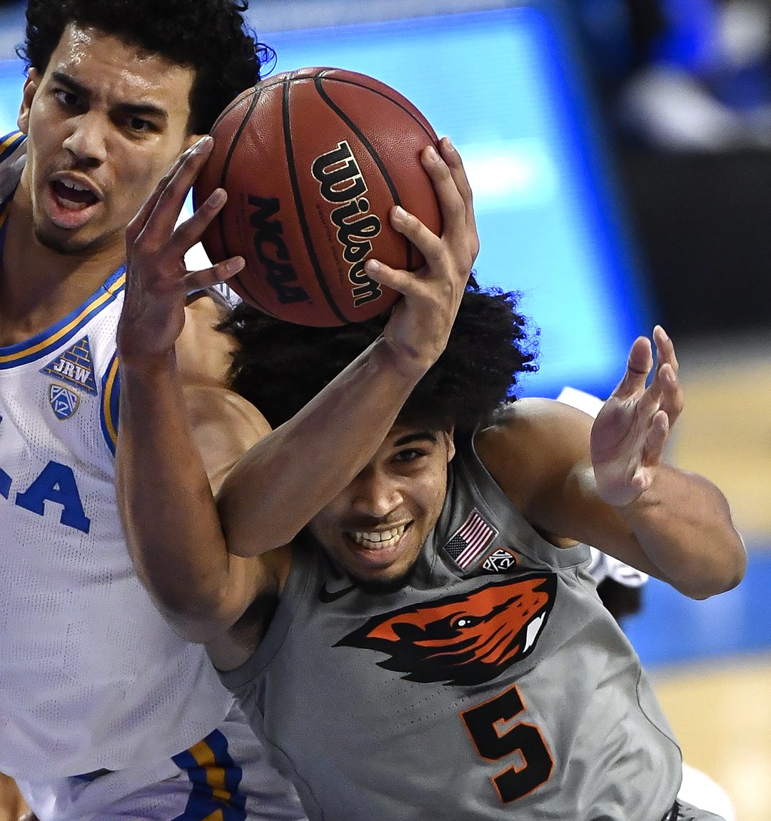 SS_Academy's tweet photo. See Better. Shoot Better. A frame from UCLA's 57-52 win over Oregon State by SSA founder Robert Hanashiro. Tech Note: Nikon D5|Nikkor 180-400 zoom|ISO6400 1/1600, f/4. @NikonUSA @usatodaysports #sportsphotography @sportsshooter @UCLAMBB https://t.co/Efn4tMQtfp