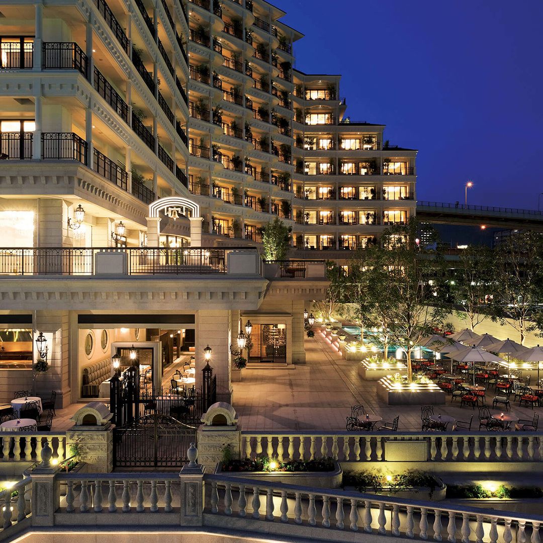 Set on a spectacular waterfront with stunning views of the harbor, @hotellasuitekobe offers a superb blend of sophistication and relaxation in the Harborland district of Kobe, Japan.