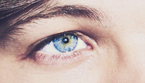 Harry Styles and Louis Tomlinson pics that belong next to each other.~a long but necessary thread~