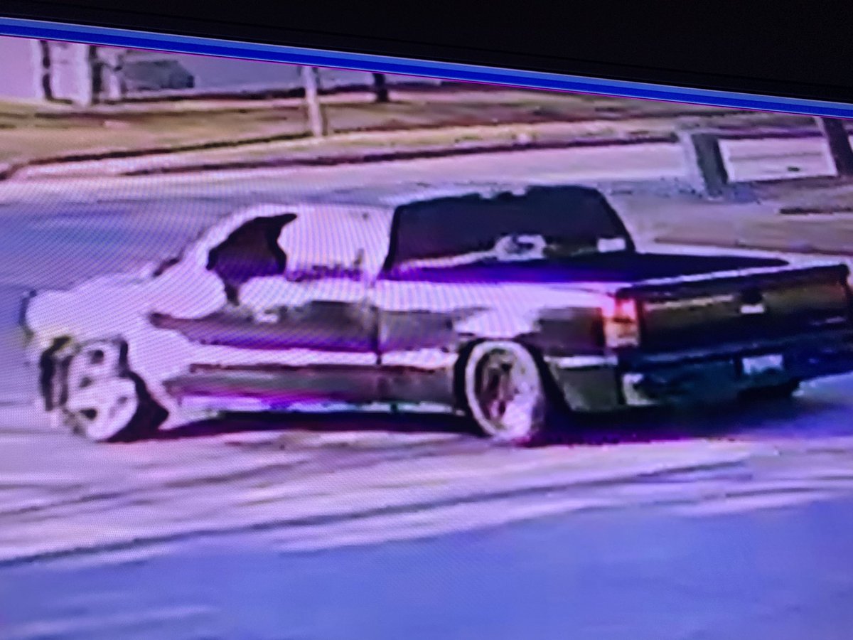 ChiefArlington's tweet photo. Know who drives this truck? Call detectives as we would like to speak to the driver to determine their involvement or what they may have saw yesterday when an 80-year old resident of our city was struck and killed at 900 E. Timberview Lane. Tips 817-469-TIPS or 9-1-1. https://t.co/v79Mo033MM