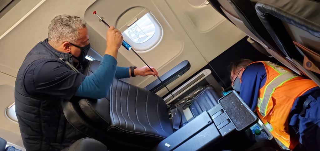 SAN mechanics go above and beyond to find an ear pod that the customers daughter dropped in the FC seat.  Nice job! <a href="/weareunited/">We Are United</a> <a href="/Jeanblu8219/">Jean</a> #beingunited