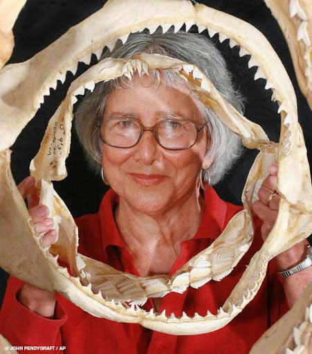 Clark was an active researcher and diver over her lifeShe conducted 70+ submersible dives & 200+ research expeditions -her last dive was in 2014 Clark wrote 2 books & 175+ scientific articles - publishing her last paper in 2015(13/n) #WomenInWildlife #SundayScientistShoutout