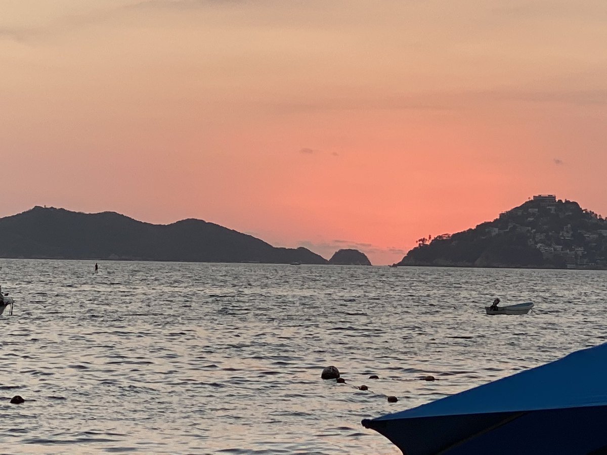 Así se despide el sol este domingo en #Acapulco ☀️