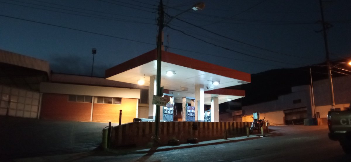 Justo_M's tweet photo. Gracias @SupraccsOficial, @ErikaPSUV, @Joselopezpsuv por el saneamiento a #Sarria con la reubicación del container de basura. @CorpoelecInfo ayuda con los postes de luz se quemaron varios @mppeevzla @NestorLReverol es lo único que nos queda para tener una #CaracasBonita #Caracas https://t.co/W692kdpfmG