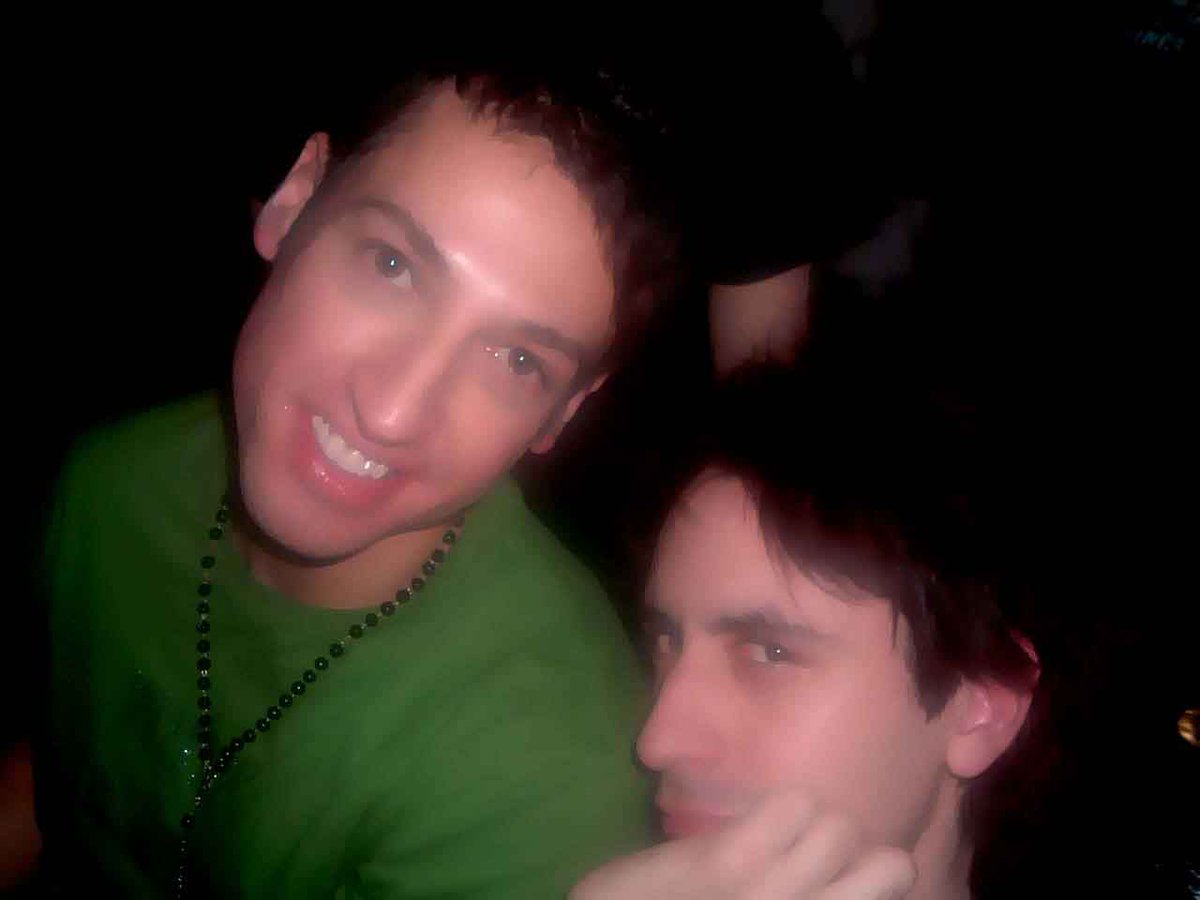 blittopop's tweet photo. 1 de septiembre del 2009, con @PabloRuizOf en @bahrein en el cumple de @leogarciapop  que flash encontrar fotos de esa noche https://t.co/ZvKANi8JV6
