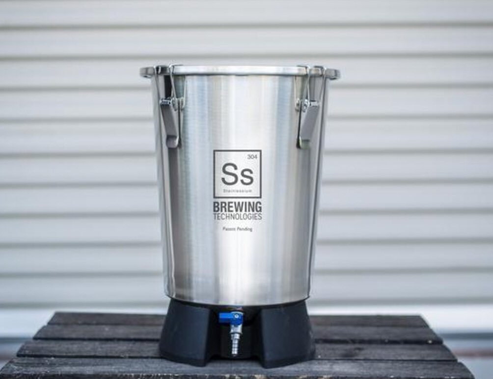 Brew Bucket Mini es una cubeta de acero inoxidable con capacidad para 3.5 Galones. Ideal para elaborar pequeños lotes de cerveza en casa, cidra o vino. Tiene una terminación cónica en el fondo En el interior cuenta con marcas para medir el volumen del agua en Galones y Litros