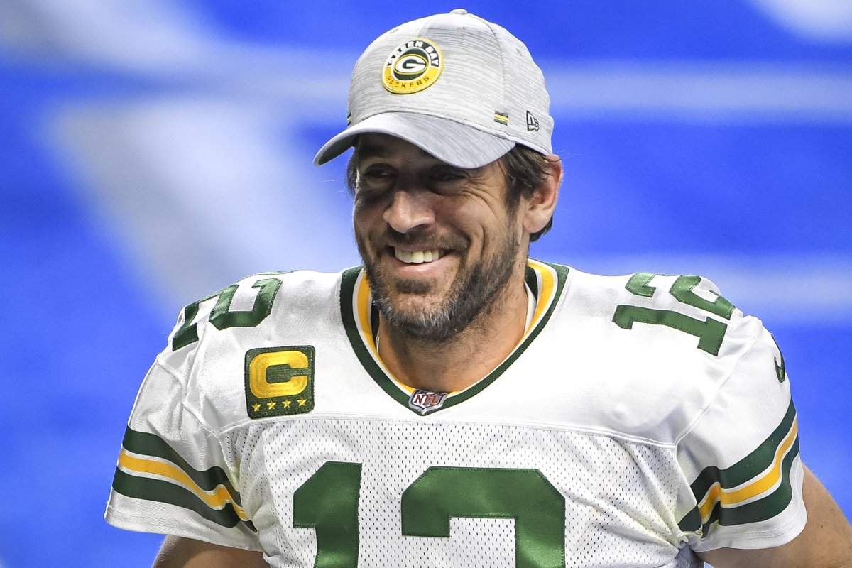 BleacherReport's tweet photo. The Rams "made a run" at Aaron Rodgers, but the Packers were adamant they weren't going to trade him, per @LATimesfarmer 

(@brgridiron) https://t.co/5IcIWakGxu