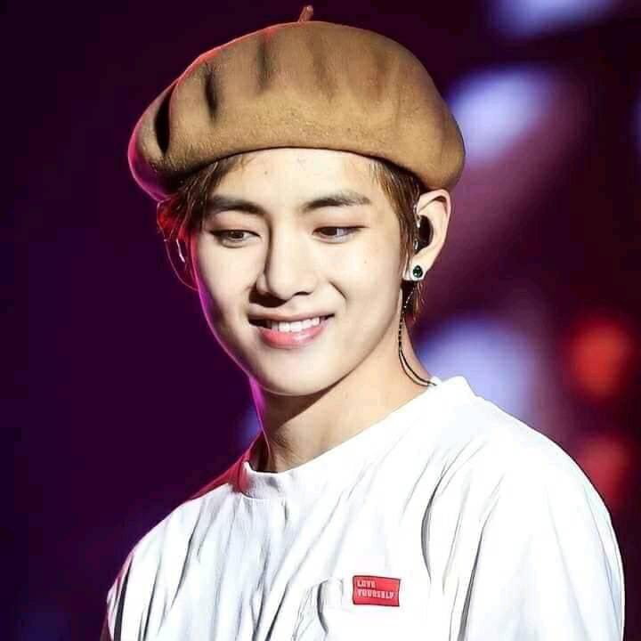 Kimfionaaa's tweet photo. ----- taehyung with his cap. 🥰🔥💚
#biaschallenge￼ https://t.co/5VhM379hDt