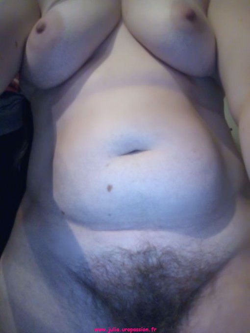 Ma chatte bien poilue avant la douche et la s&eacute;ance scato du dimanche... Vous voulez la suite ??? Bises