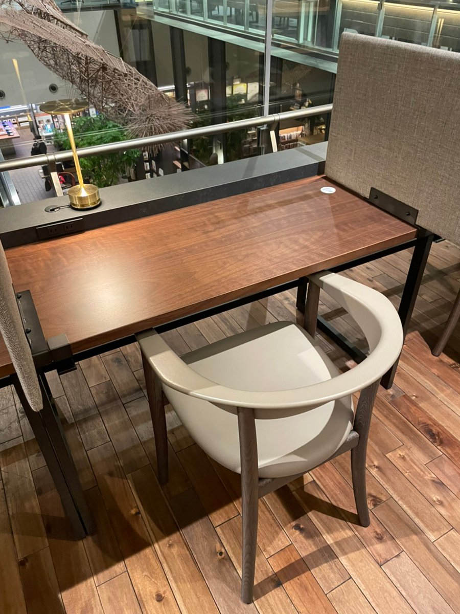 cio_jp_official's tweet photo. 二子玉川 蔦屋家電 シェアラウンジにてdeskHackを各机に設置いただいております！使い心地等、気軽に体験いただける場となっておりますので是非お越しください👍
#蔦屋家電 #二子玉川 #deskHack https://t.co/TiZiQzAu0q