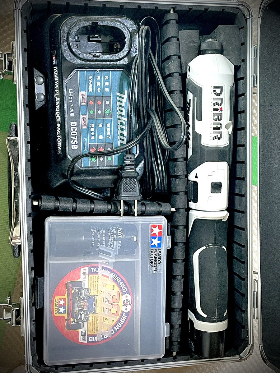 LFO_JET_SPEEDER's tweet photo. 仕事用にマキタのペン型インパクトドライバー買ってもらったからTAMIYAとDRiBARのステッカー貼ってドレスアップ!
ドライバーだけにDRiBAR www
#タミヤ
#tamiya
#ミニ四駆
#mini4wd
#DRiBAR
#makita https://t.co/Me5LBApdde