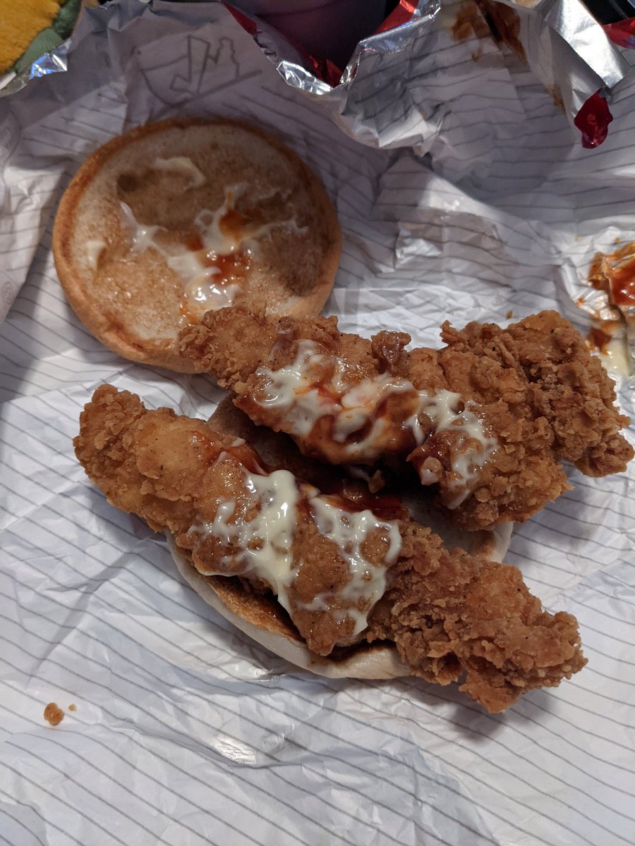 Rican_S4's tweet photo. Wow.. what a #failure of a crispy colonel sandwich @kfc  

I should have gone to popeyes I guess. https://t.co/jrq2R2Hvn0