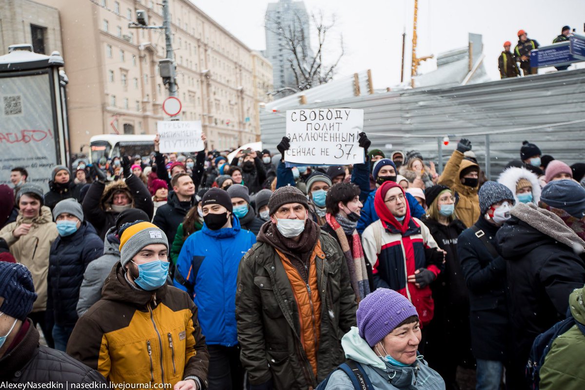 bjarnekim's tweet photo. #FreeNavalny #ProtestsInRussia
#WithoutPutin
RUSSIAN DIGNITY
the day is near
when you will raise your flag
and chase the thief away
🏳️🌈⛄
SNOWBALL REVOLUTION
the colors are white
in the revolution
that overthrows Putin https://t.co/ZaHuJ6BRhE