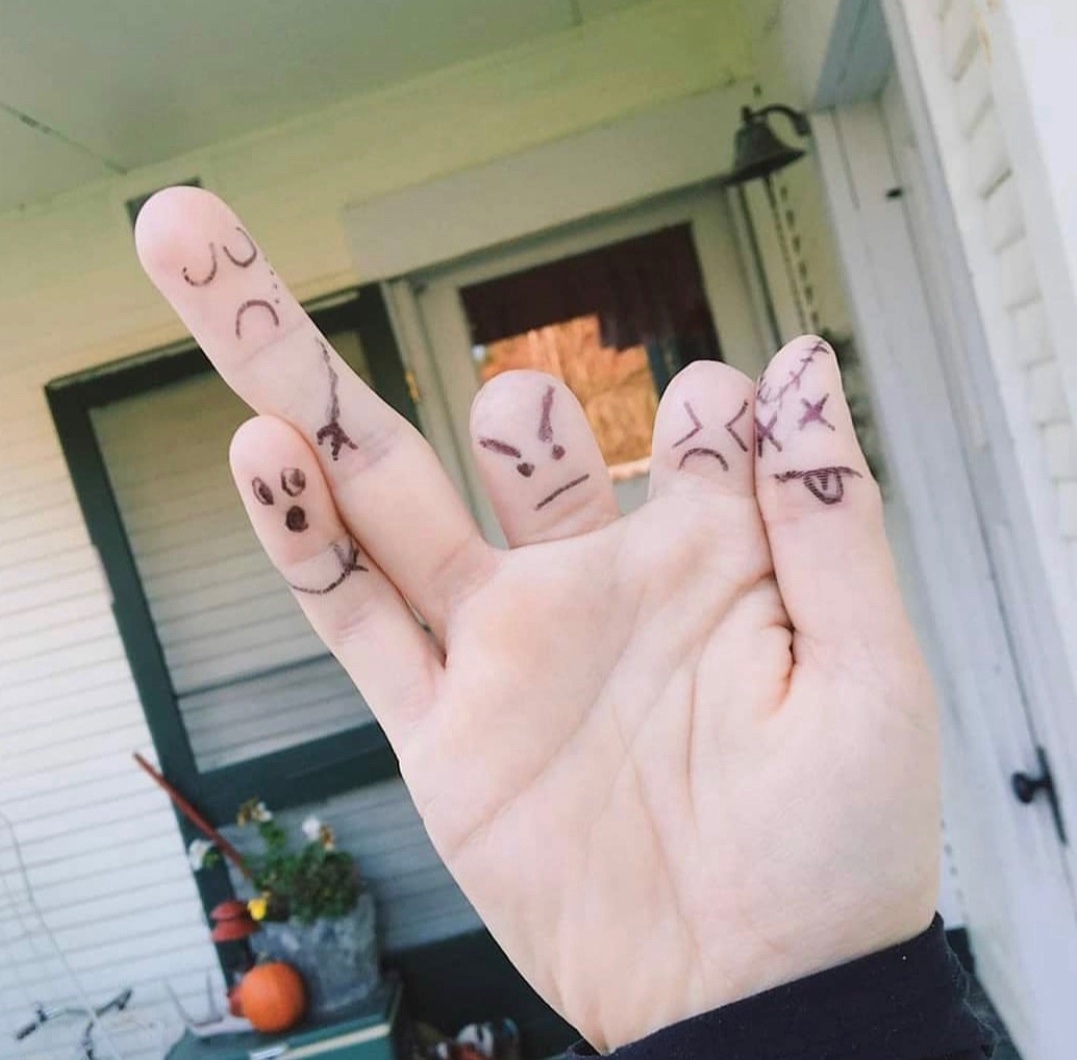 natashath09's tweet photo. Humor really got me through the first year after losing my fingers. The top of my thumb was reconstructed, that’s why I drew him with half a head 🤕 The other fingers were sad 🤣 https://t.co/X64oLMWIjc