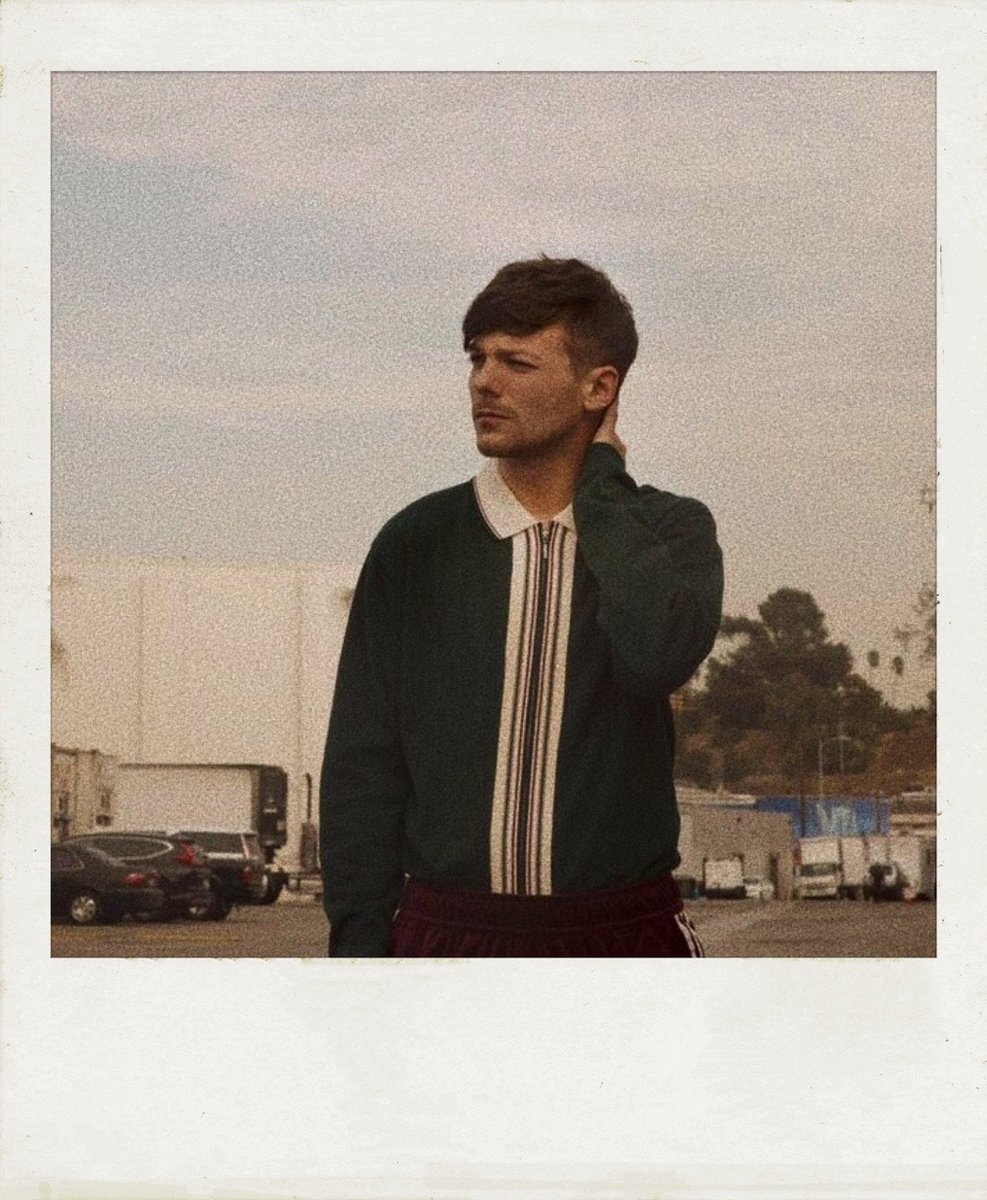 Harry Styles and Louis Tomlinson pics that belong next to each other.~a long but necessary thread~