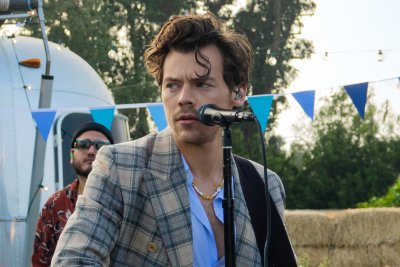 Harry Styles and Louis Tomlinson pics that belong next to each other.~a long but necessary thread~