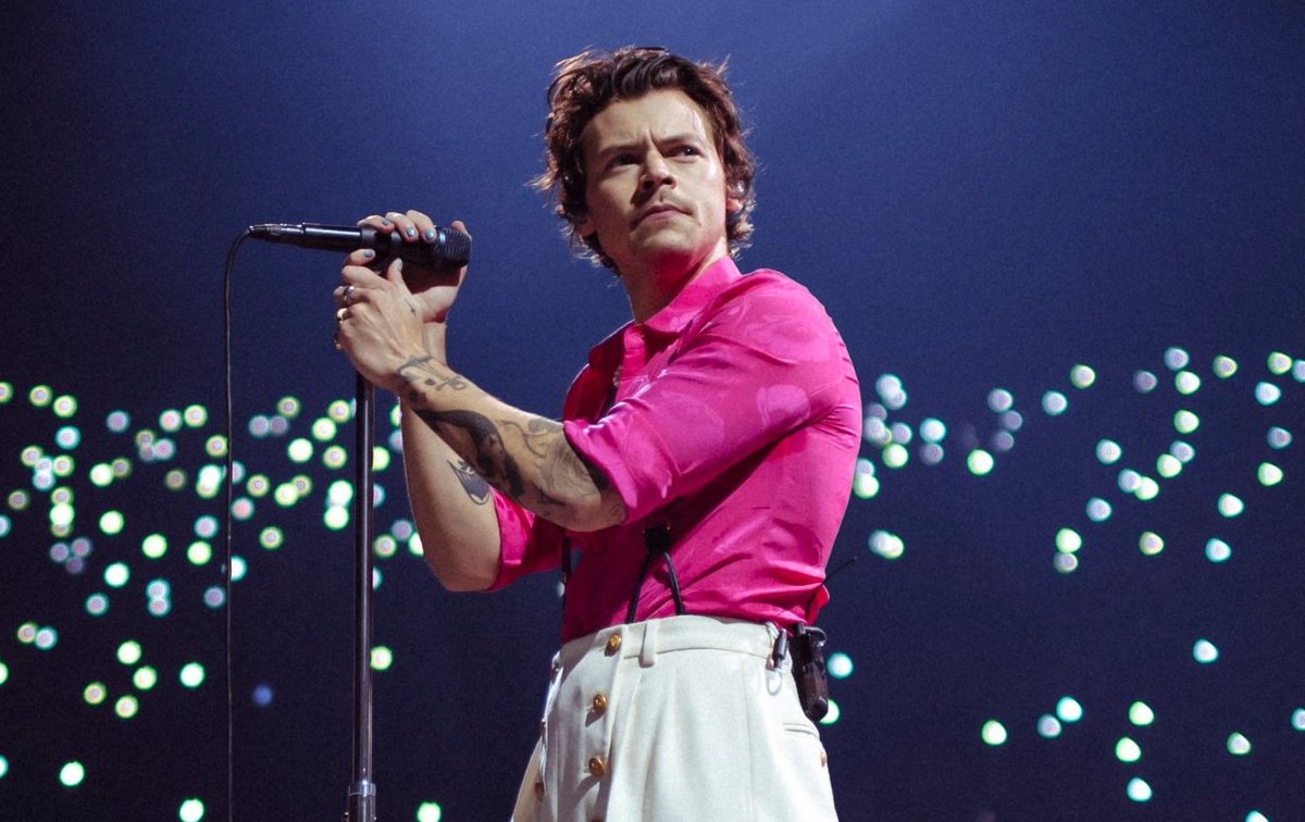 porquetendencia's tweet photo. "Felices 28":
Porque Harry Styles cumple 28 años https://t.co/FEuQSZBIOj